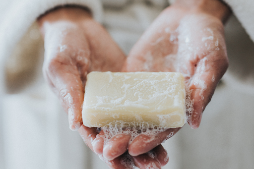 تعبیر خواب صابون🛀 (کامل و رایگان | از نظر معبران و موضوعات مختلف)