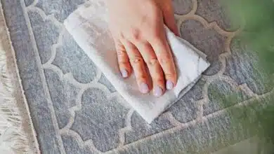 پاک کردن لکه قطره آهن از روی فرش به ۳ روش ساده