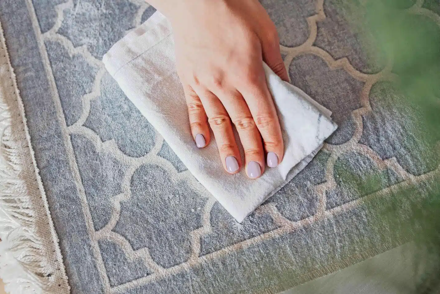 پاک کردن لکه قطره آهن از روی فرش به ۳ روش ساده