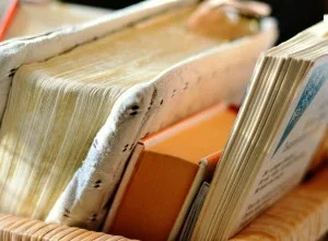 3 ترفند ساده جهت رفع لکه چربی از روی کتاب و کاغذ (2 ترفند عالی)