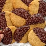مواد لازم و آموزش بیسکوییت زنجبیل و شکلات خانگی (مرحله به مرحله)