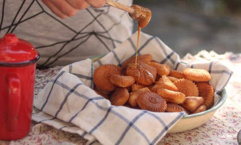 مواد لازم و آموزش مینی کیک خانگی (مرحله به مرحله)