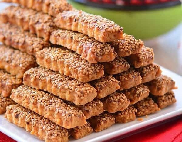 مواد لازم و آموزش کراکر شور کنجدی خانگی (مرحله به مرحله)