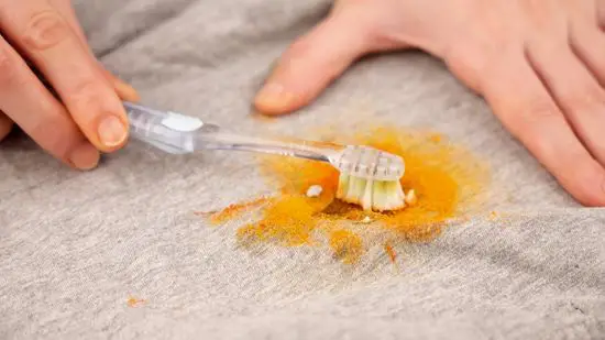 راهکارهای موثر برای پاک کردن لکه زعفران از روی فرش (2 ترفند عالی) راهکارهای موثر برای پاک کردن لکه زعفران از روی فرش (2 ترفند عالی)