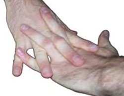 آیا شکستن انگشتان مضر است؟ (2 نکته مهم)