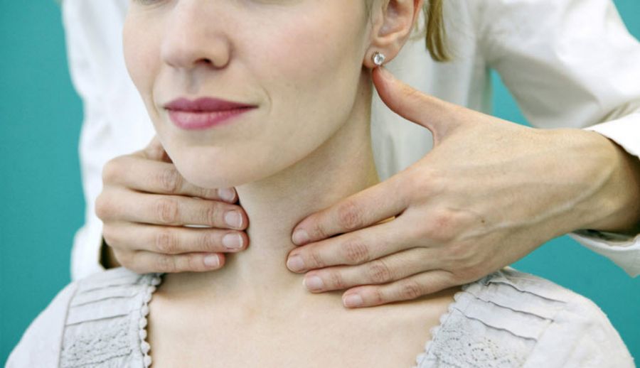 بیماری هیپوتیروئیدی چیست؟ آیا این عارضه قابل درمان است؟ (2 نکته مهم)