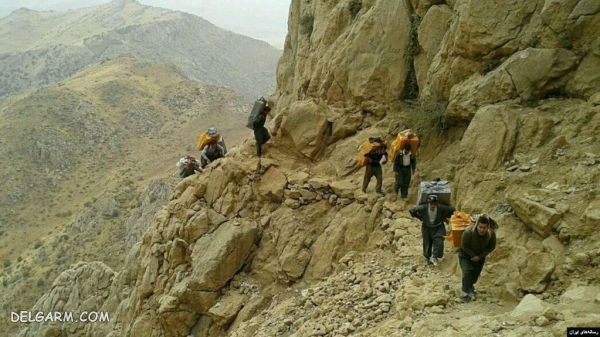 کولبران مرزی جان خود را به خاطر فقر به خطر می اندازند