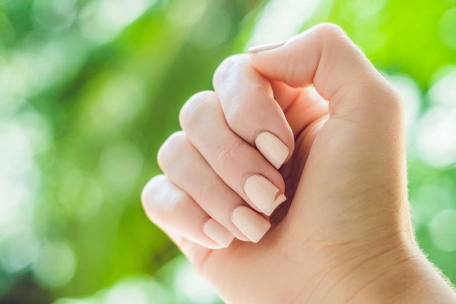 ۱۲ راهکار خانگی برای جلوگیری از ترک ناخن (2 نکته مهم)