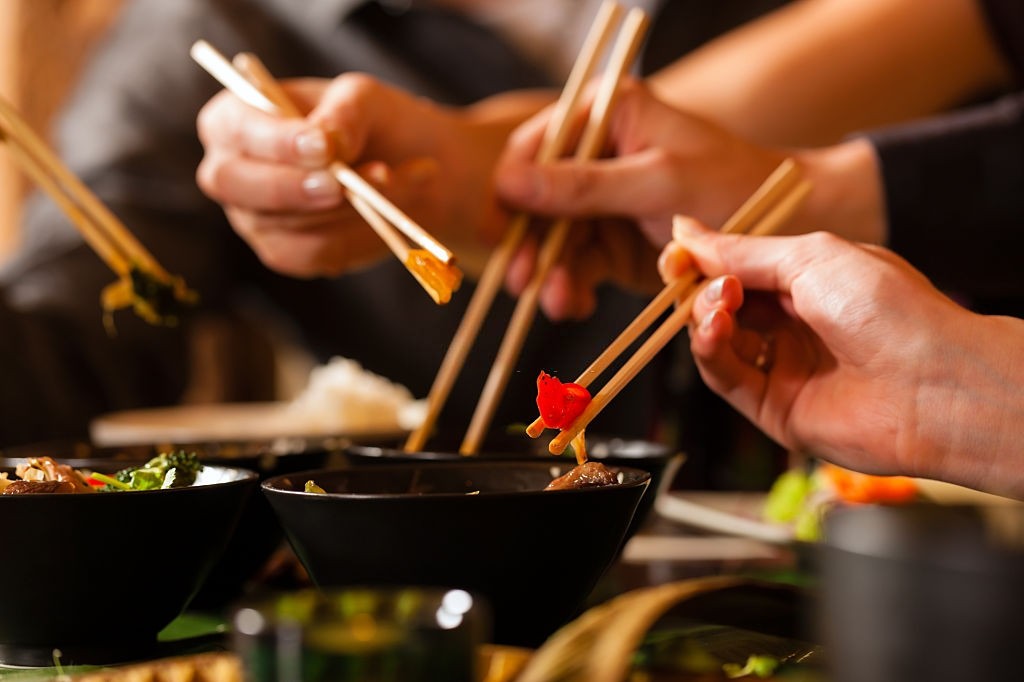 چرا چینی ها و ژاپنی ها با چوب غذا میخورند ؟