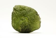 سنگ مولداویت (Moldavite) چیست؟ خواص مولداویت و کاربردهای آن