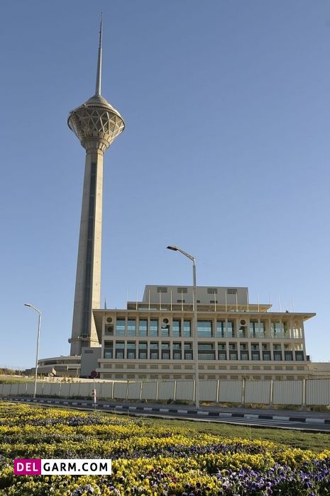 کج شدن برج میلاد