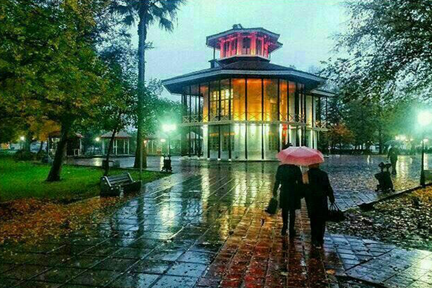 عمارت کلاه فرنگی در باغ محتشم