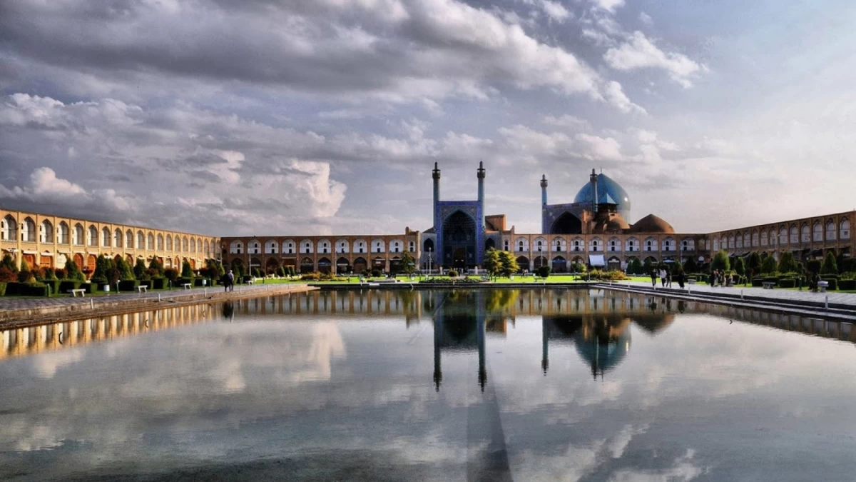 راهنمای سفر به اصفهان؛ نصف جهان را در یک سفر ببینید! (2 نکته مهم) راهنمای سفر به اصفهان؛ نصف جهان را در یک سفر ببینید! (2 نکته مهم)