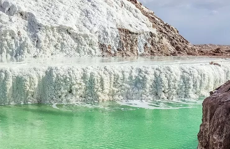 گشت و گذار در آبشار نمکی اصفهان، دهکده نمکی پتاس (2 نکته مهم)
