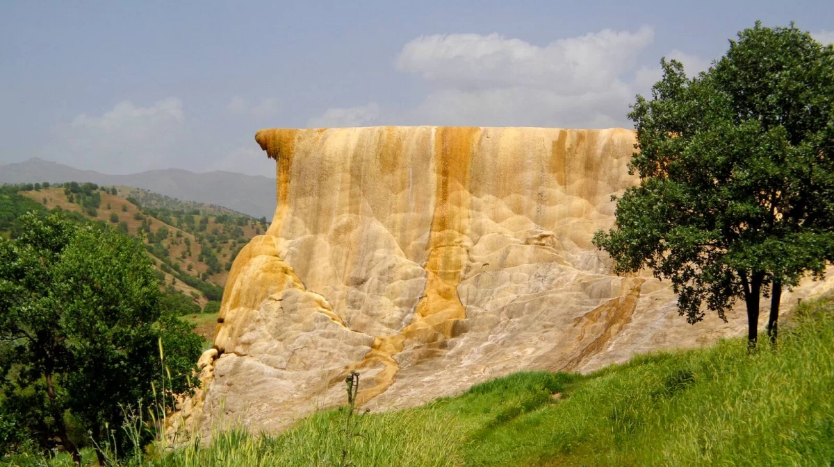 چشمه کانی گراوان طبیعتی زیبا در دل استان آذربایجان (+ تصاویر)