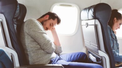 بررسی نکات ساده برای داشتن یک خواب راحت در هواپیما (2 نکته مهم)