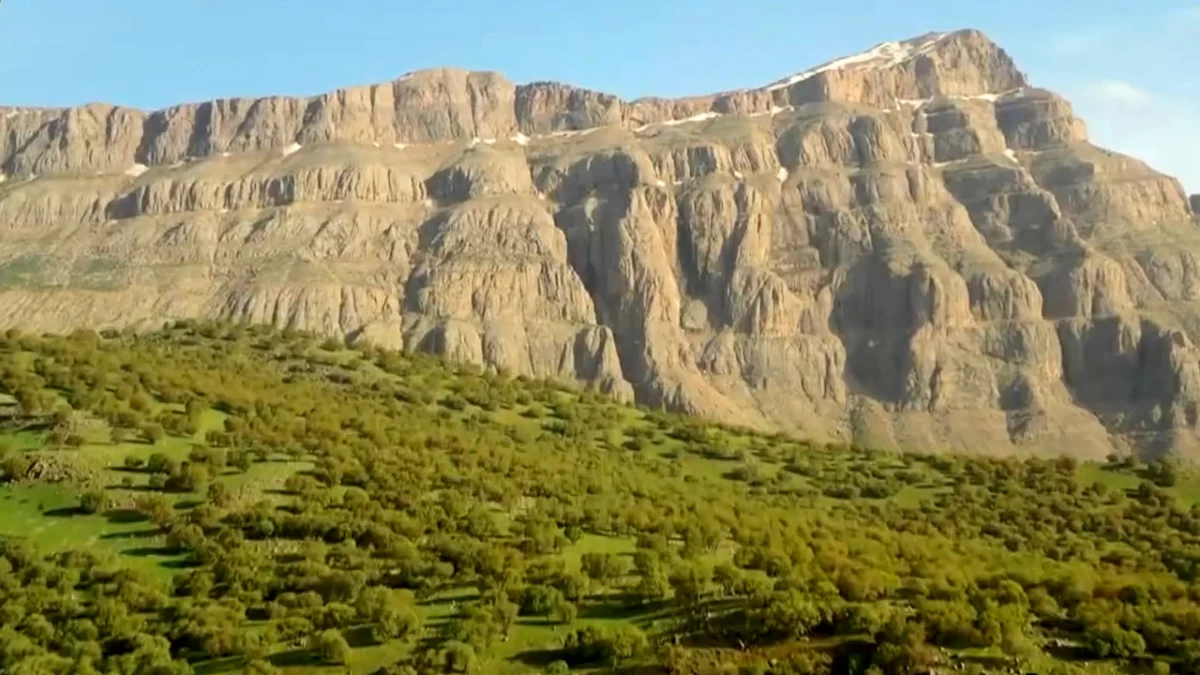 جاذبه دیدنی و زیبای مهراب کوه دلفان در لرستان (+ تصاویر) جاذبه دیدنی و زیبای مهراب کوه دلفان در لرستان (+ تصاویر)