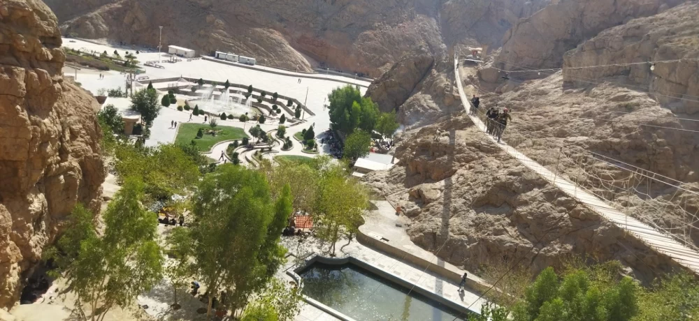 چشمه لادر کجاست ؟