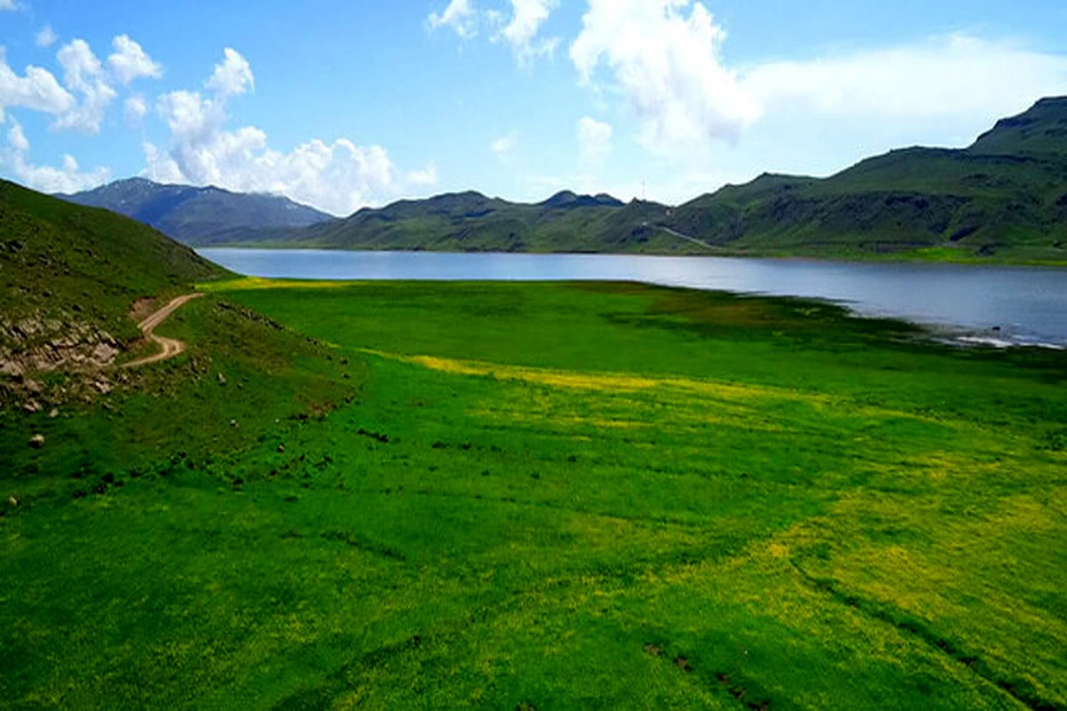 دریاچه نئور کجاست؟ زمان سفر و مسیر دسترسی (+ تصاویر)
