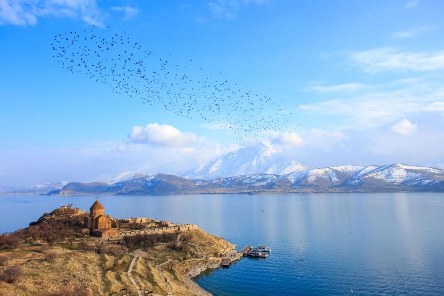 اگر سفر به وان شما را قلقلک می‌دهد؛ این مقاله را باید بخوانید! (2 نکته مهم)