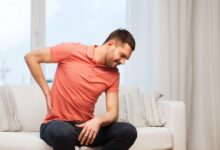 کم آبی ستون فقرات و کمر چیست و با چه علائمی همراه است؟ (2 نکته مهم)