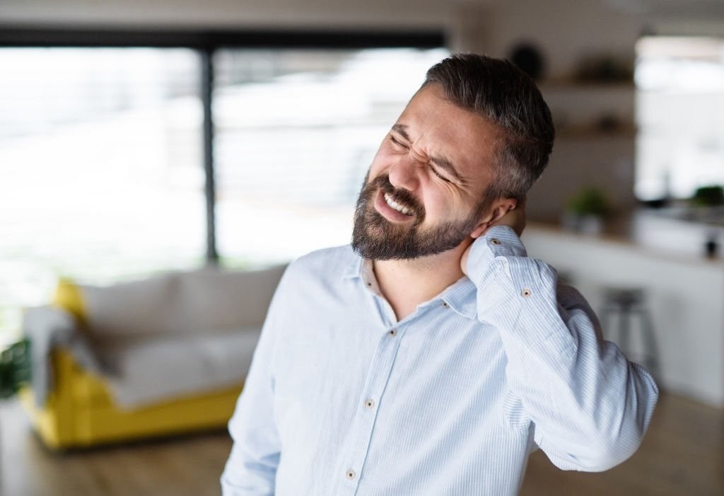 علت اسپاسم و گرفتگی عضلات گردن و شانه - نحوه پیشگیری و بهبود (2 نکته مهم)