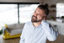 علت اسپاسم و گرفتگی عضلات گردن و شانه - نحوه پیشگیری و بهبود (2 نکته مهم)