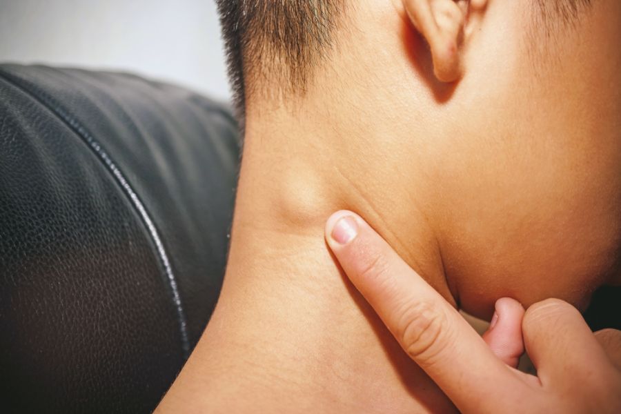 علت بروز توده گردن چیست و چه زمانی خطر آفرین میشود ؟ (2 نکته مهم)