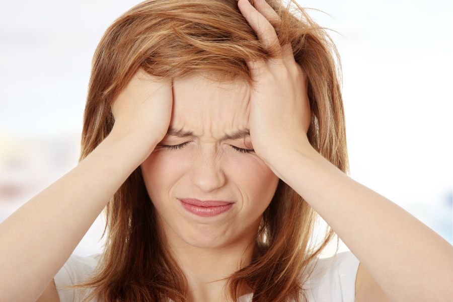 علائم سردرد ناشی از کم‌ آبی بدن چیست و چگونه درمان میشود ؟ (2 نکته مهم)