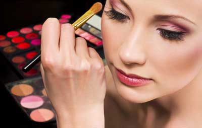 با تمیز نکردن صحیح آرایش چشم به این بیماری دچار می شوید؟ (2 نکته مهم)