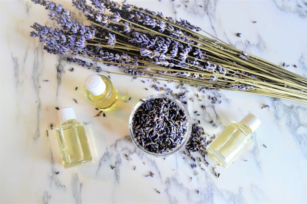 25 مزیت دارویی روغن گل بنفشه برای سلامتی (2 نکته مهم)