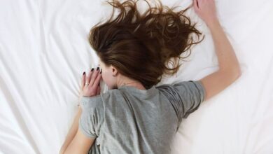 آیا خوابیدن با سوتین باعث سرطان سینه می شود ؟ (2 نکته مهم)