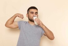 پروتئین شیر چقدر است؟ میزان پروتئین شیر کم چرب و پر چرب (2 نکته مهم)