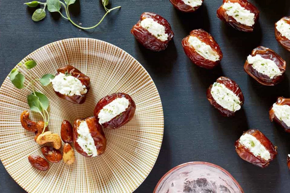 اهمیت خوردن پنیر و خرما در تغذیه سالم (2 نکته مهم) اهمیت خوردن پنیر و خرما در تغذیه سالم (2 نکته مهم)