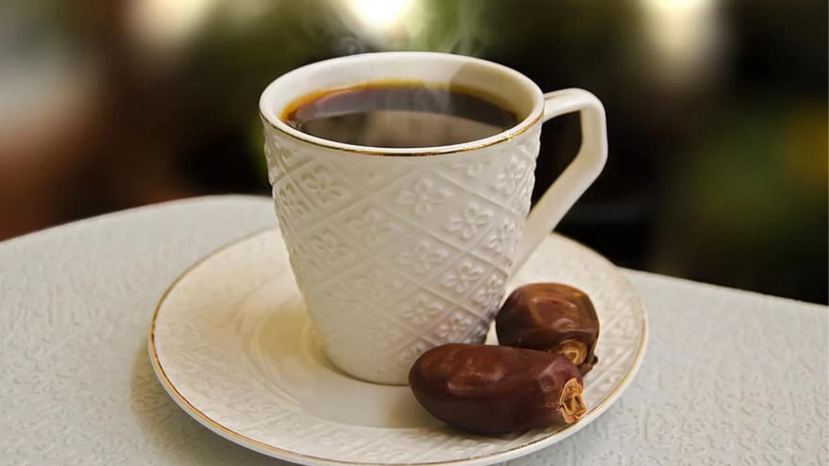 چرا نباید چای را با توت یا خرما بخوریم؟ (2 نکته مهم)