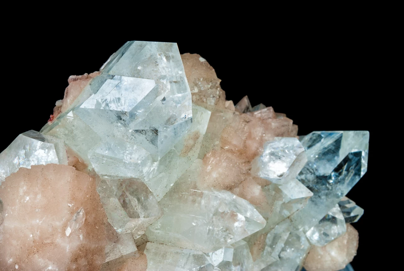 سنگ آپوفیلیت (Apophyllite) چه نوع سنگی است؟