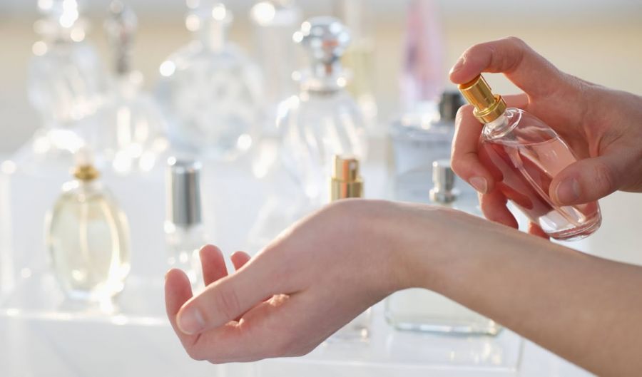 عطر را به کدام نقطه بدن بزنیم؟ عطر را به کدام نقطه بدن بزنیم؟