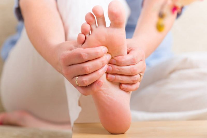 علت سردی همیشگی دست و پا چیست؟ (2 نکته مهم) علت سردی همیشگی دست و پا چیست؟ (2 نکته مهم)