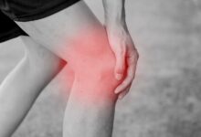 علت قفل شدن زانو چیست؟ آیا این عارضه قابل درمان است؟ (2 نکته مهم)