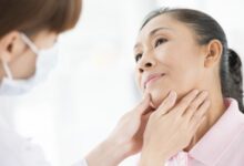 علت کم‌کاری تیروئید چیست + بهترین راه درمان تیروئید کم‌کار (2 نکته مهم)