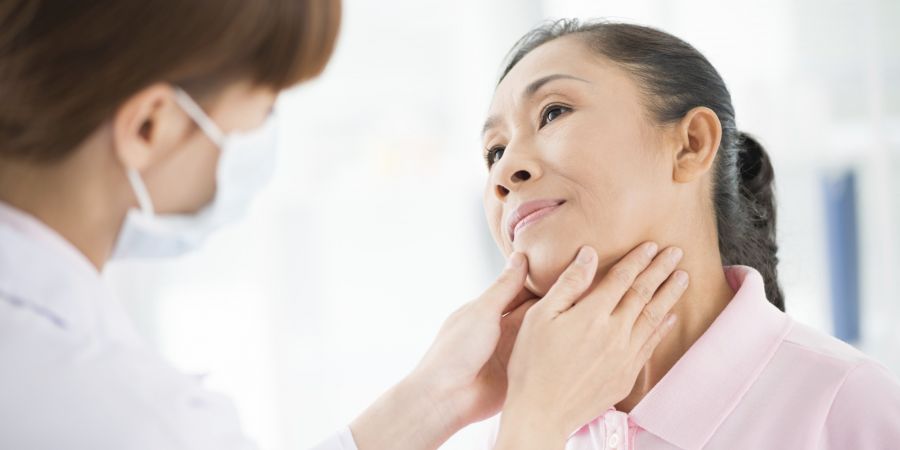 علت کم‌کاری تیروئید چیست + بهترین راه درمان تیروئید کم‌کار (2 نکته مهم)