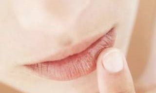 چگونه ترک و خشکی لب در زمستان ,را درمان کنیم؟ (2 نکته مهم)