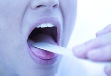گلودرد چرکی دارید؟ با این روش ها از سرایت آن جلوگیری کنید (2 نکته مهم)