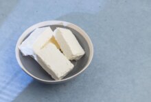مضرات خوردن پنیر در صبح و بهترین زمان برای مصرف آن (2 نکته مهم)