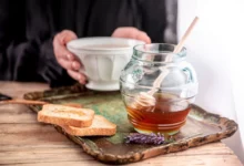 زمان مناسب برای عسل خوردن، صبح یا شب؟ (2 نکته مهم)