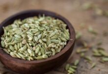 ۱۰ خاصیت دارویی و درمانی عرق رازیانه برای سلامتی (2 نکته مهم)