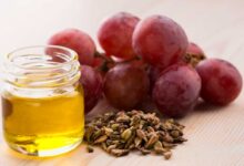 ۶ مزیت شگفت انگیز روغن هسته انگور برای سلامت مو (2 نکته مهم)