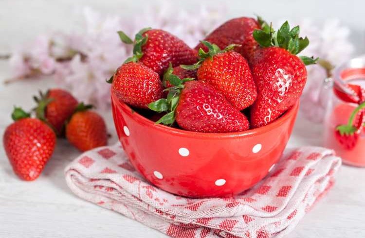 ۱۰ مزیت بی نظیر روغن توت فرنگی برای زیبایی پوست (2 نکته مهم)