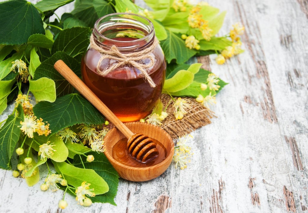 ویژگی ها و خواص بارز عسل نمدار چیست ؟ (2 نکته مهم) ویژگی ها و خواص بارز عسل نمدار چیست ؟ (2 نکته مهم)