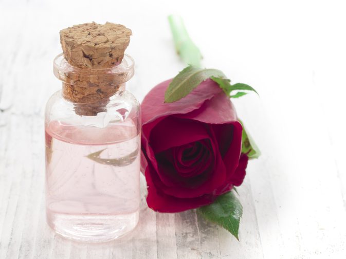 10 خاصیت شگفت انگیز روغن گل رز (گل سرخ) (2 نکته مهم)